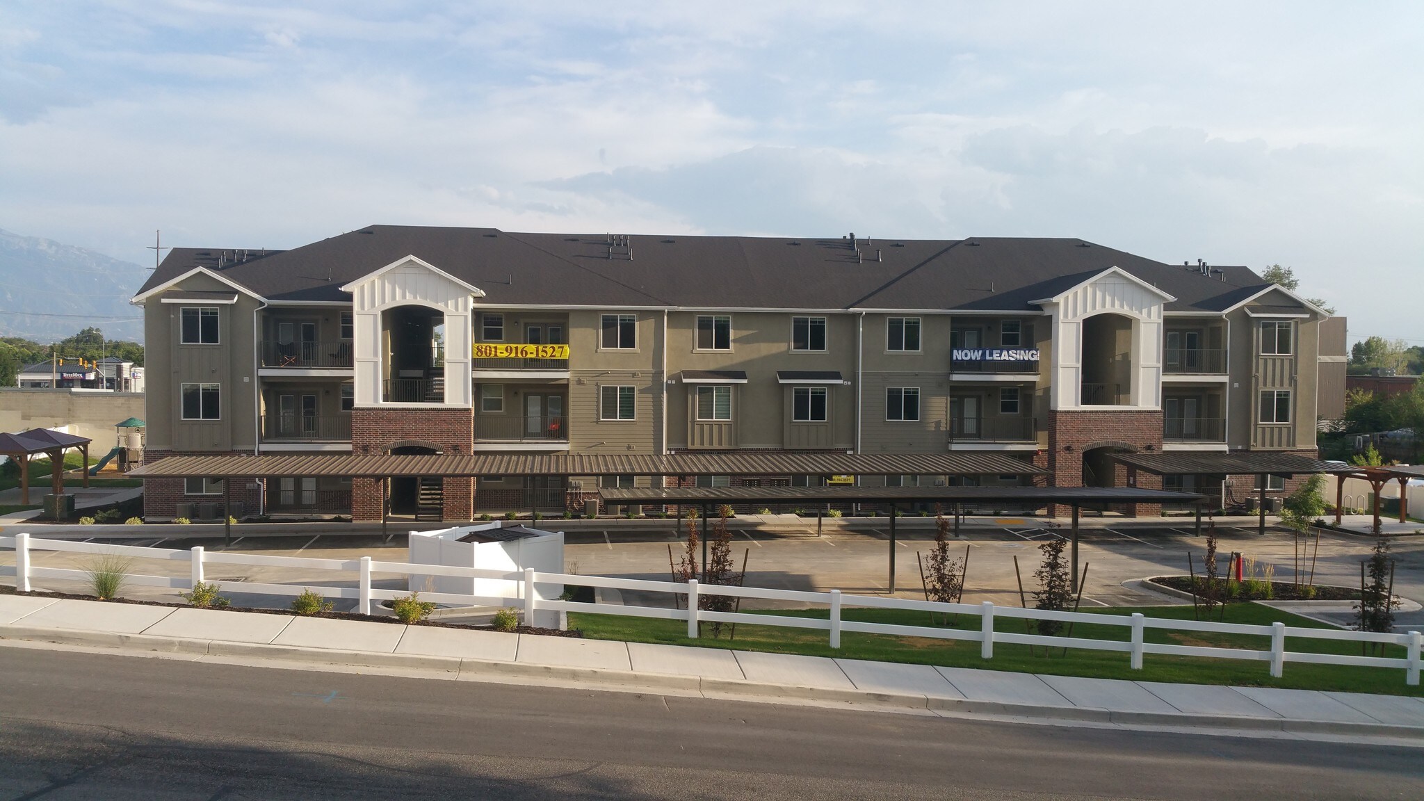 Building Photo - 1070 E Riches Ave