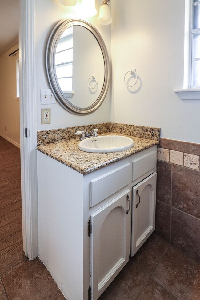 Building Photo - Located in South Tulsa - 3 Bedroom Home!!