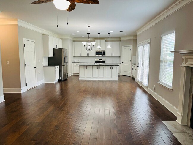 Building Photo - WOW! 5 bed, 4 full baths, brick exterior, ...