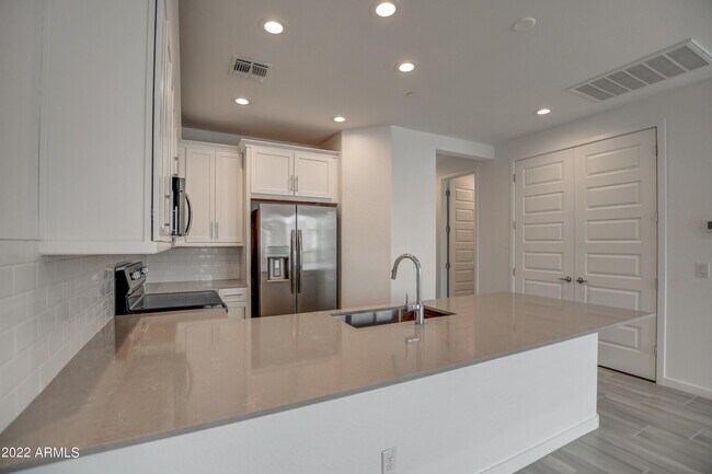 Building Photo - 4655 S Vapor