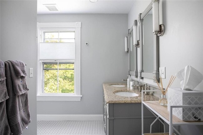 Building Photo - 169 Ruggles Ave