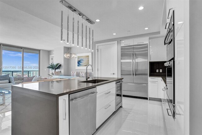 Building Photo - 100 E Las Olas Blvd