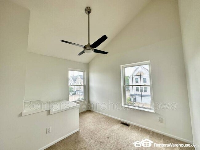 Building Photo - 1250 SE Village View Ln