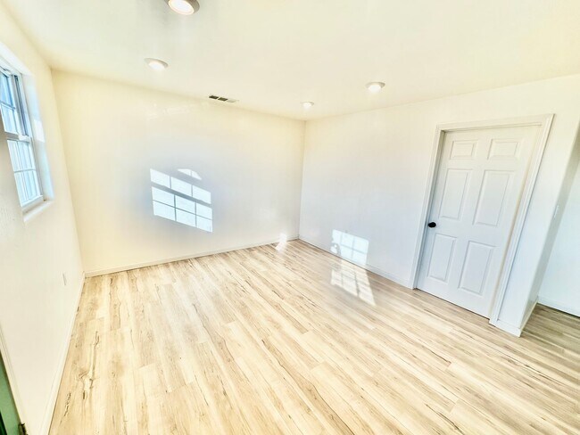 Building Photo - Fully Remodeled 3/2 in Northwest Fresno