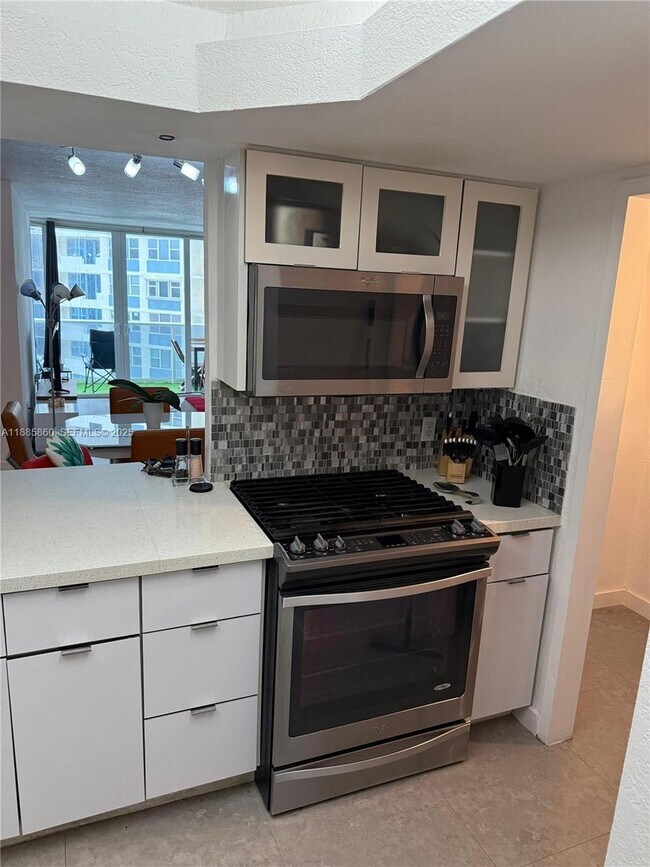 Building Photo - 3140 S Ocean Dr