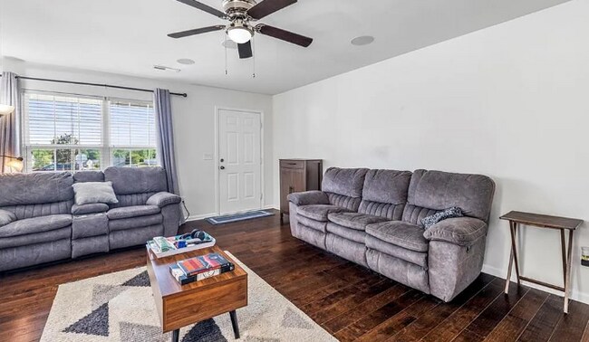 Building Photo - 4 Bedroom 3 Bath Pet Friendly Rental!