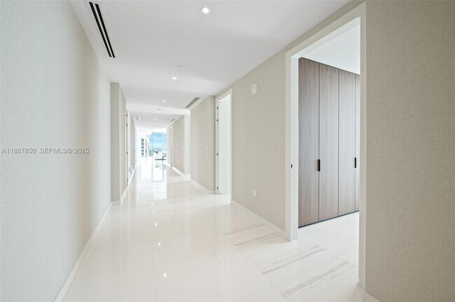 Building Photo - 300 Biscayne Blvd Way