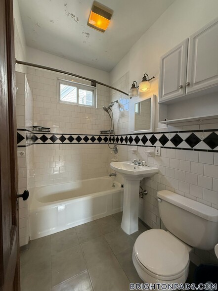 Building Photo - 32 Etna St