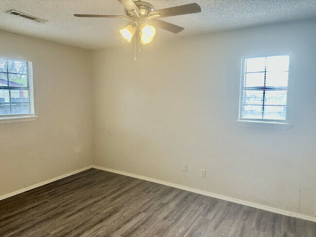 Building Photo - 1909 Cypress Pl