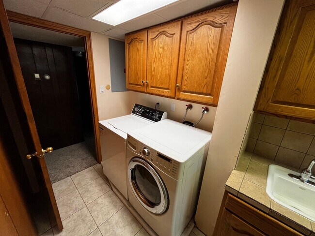 Building Photo - Beautiful 6 Bedroom/4 Bathroom in Centerville