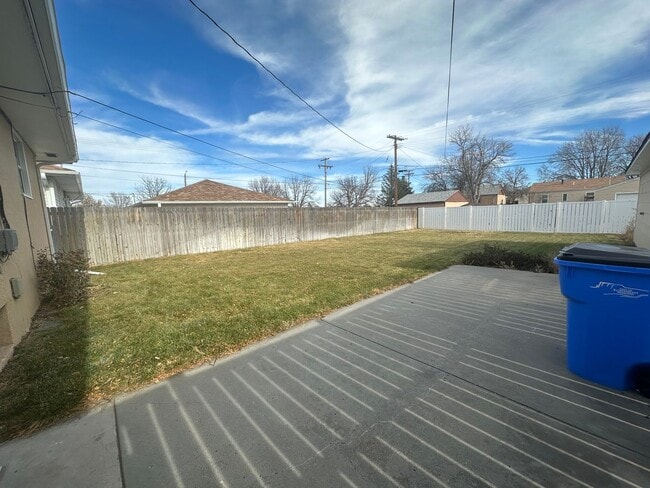 Building Photo - Four Bedroom, Two Bathroom, Pet Friendly H...