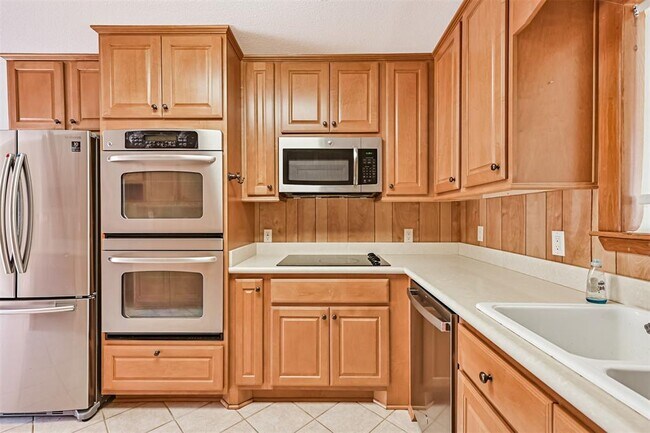 Building Photo - 2920 Heron Dr