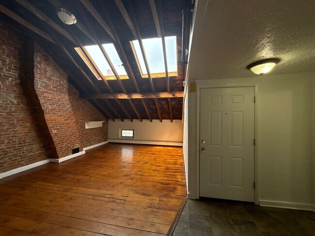Building Photo - 1-2 Bedroom 3rd Floor Apartment Across from Central Market in Downtown York