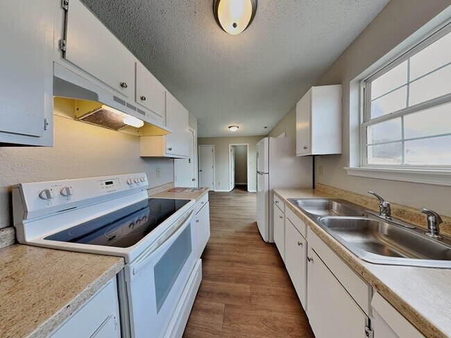 Building Photo - 4073 FairOaks Dr