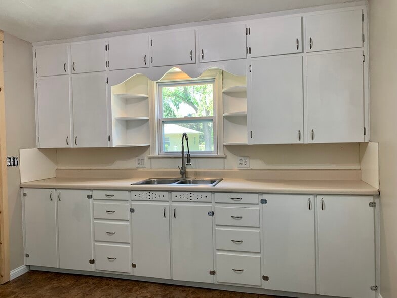 Kitchen - 821 W 7th St