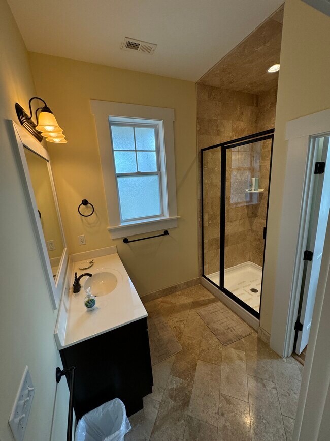 Building Photo - 819 Meadowsweet Ln