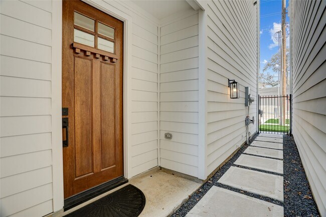 Building Photo - 2013 Cochran St