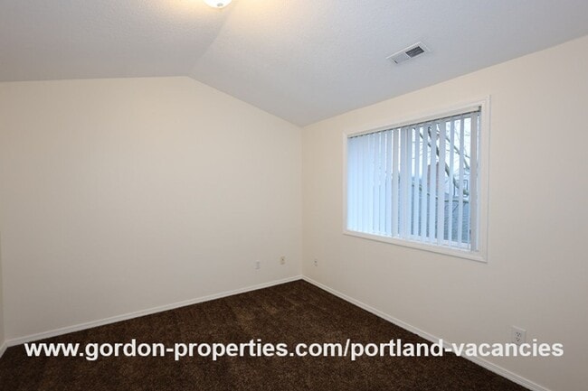 Building Photo - SE 73rd Ave - 3 bedroom townhouse in Mt Scott-Arleta neighborhood