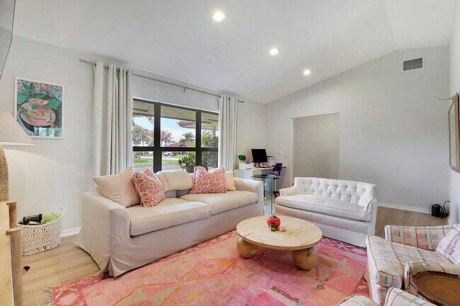 Building Photo - 85 Hickory Hill Rd