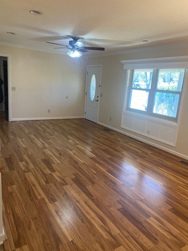 Building Photo - Move in Incentive!