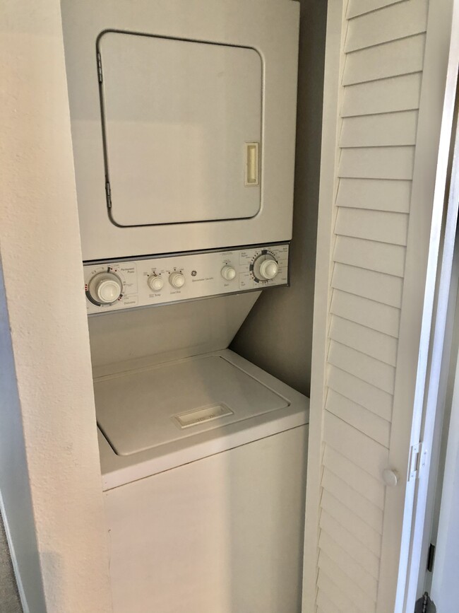 Wash/Dryer - 12550 Carmel Creek Rd