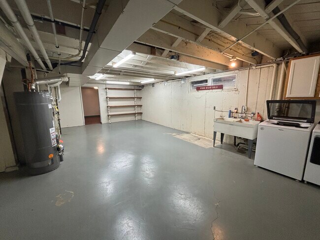 Building Photo - 7912 N Dwight Ave