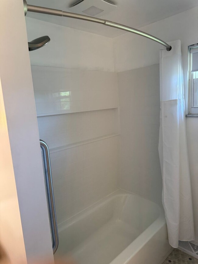 Building Photo - 3 Bedroom 1 Bathroom Available in Springfi...