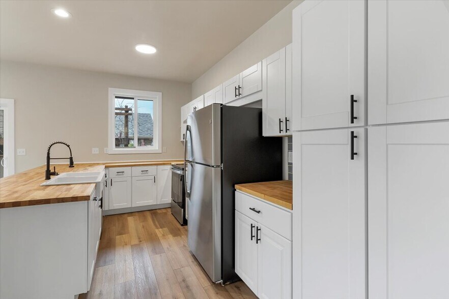 Building Photo - 1094 15th St SE