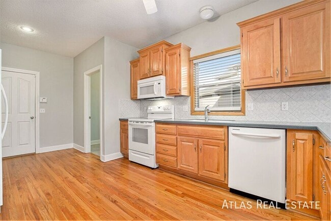 Building Photo - 1113 SW Blazing Star Dr