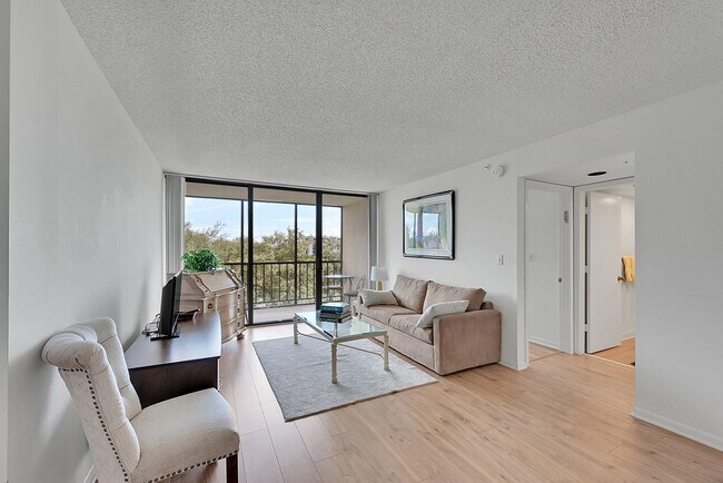 Building Photo - 7835 Lakeside Blvd