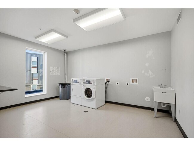 Building Photo - 2318 Jefferson St NE