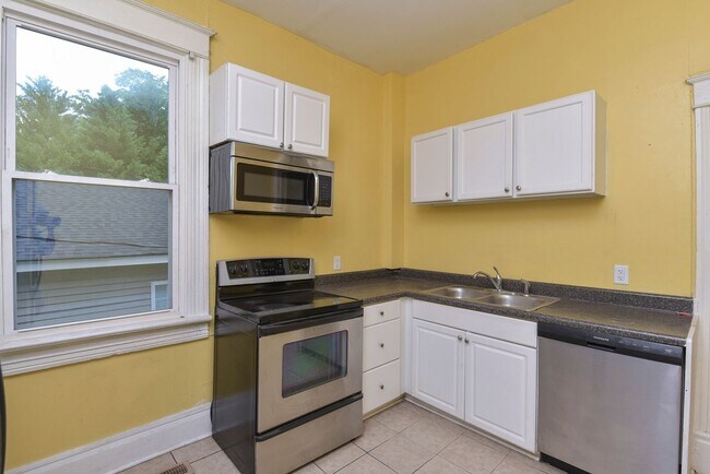 Building Photo - Charming 2 bedroom 1 bath home in Elmwood ...