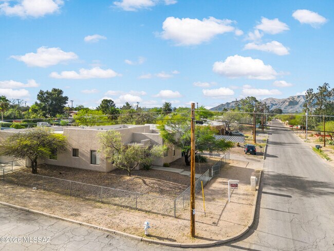 Building Photo - 1317 N Howard Blvd