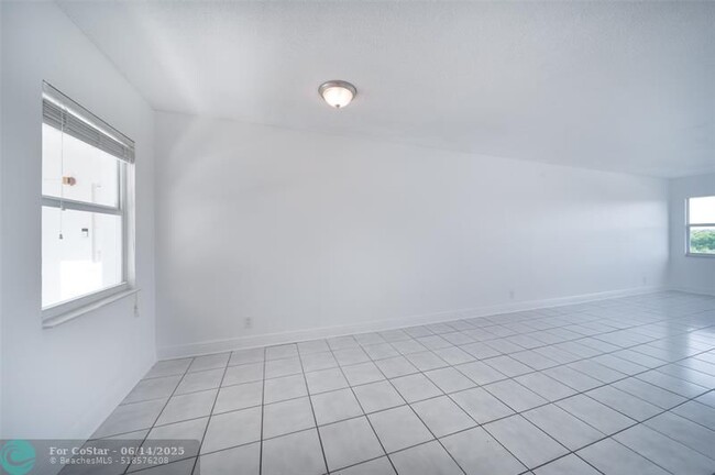 Building Photo - 2555 NE 11th St