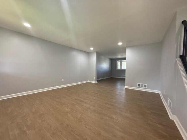 Building Photo - Three Bedroom House in Dundalk