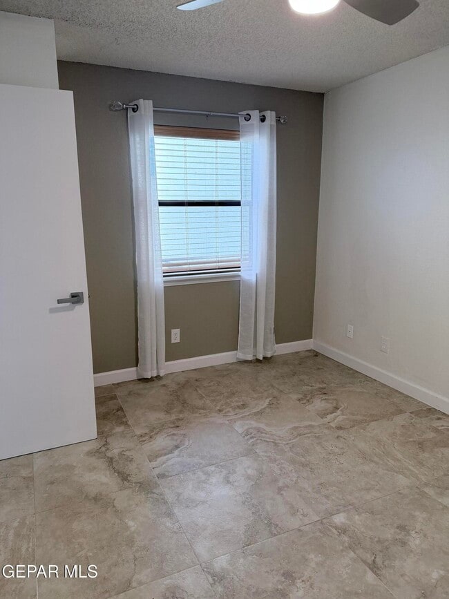 Building Photo - 6035 Bandolero Dr