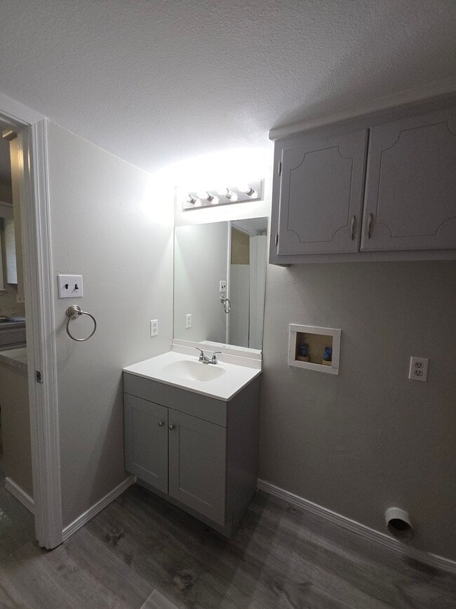 Building Photo - 600-604 East 7th