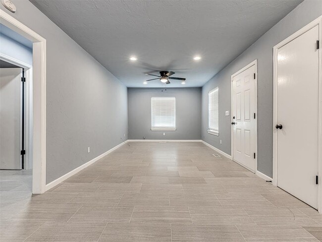 Building Photo - 14008 Gateway Dr