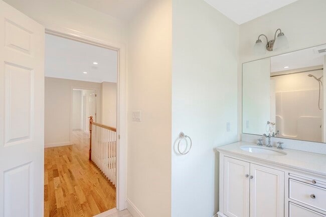 Building Photo - 2 Manchester Pl