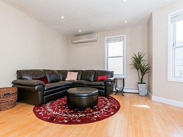 Building Photo - 154 Boylston St