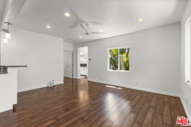 Building Photo - 2320 Belleglade Ave