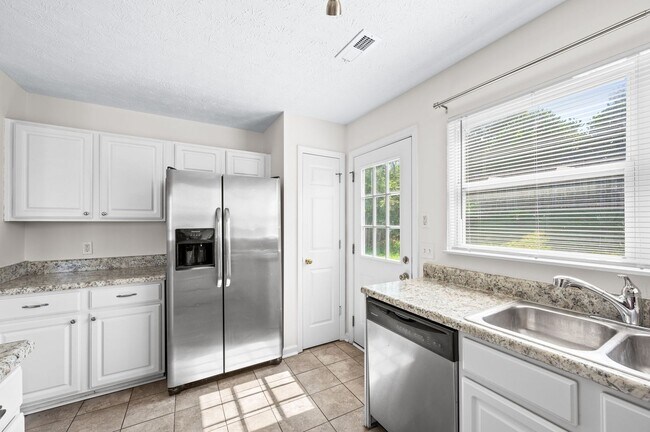 Building Photo - Awesome 4BE-Office/Bonus Room/ 2BA Home in...