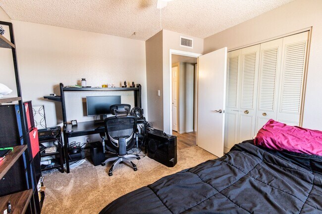 Building Photo - 6 Bedroom 3.5 Bathroom Tri-Level Home In Tempe close to ASU