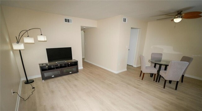 Building Photo - 6940 Sunset Dr S