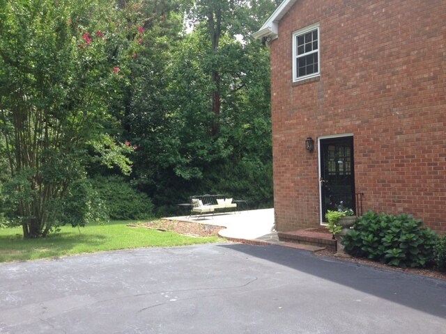 Building Photo - 4 BR home in NW school district--Lawn Service Included!