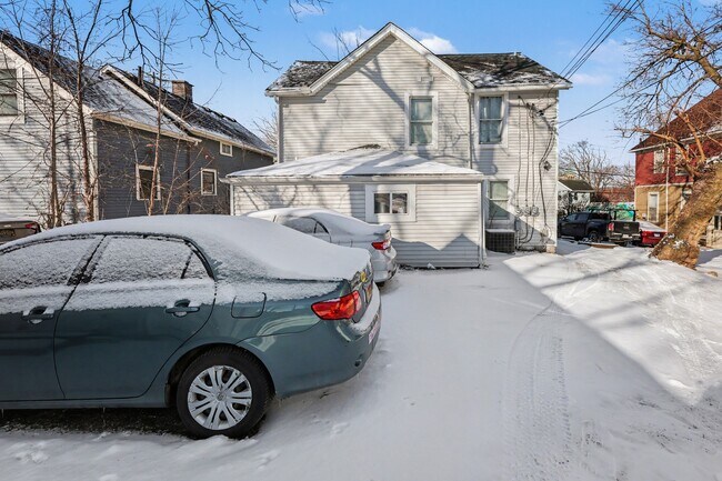 Building Photo - 412 N Thayer St