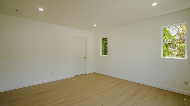 Building Photo - 130 W 59th Pl