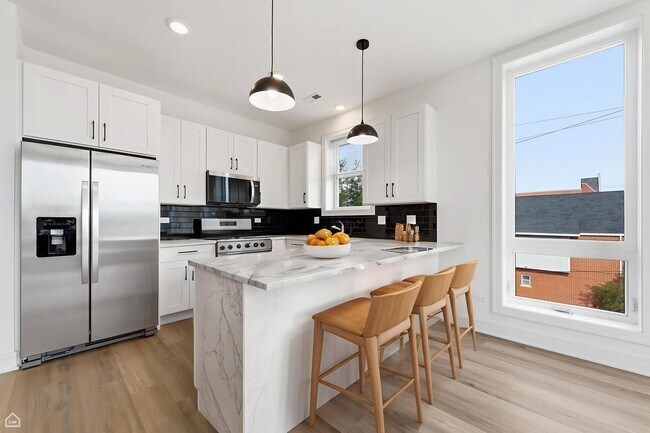 Building Photo - 3902 S Lake Park Ave