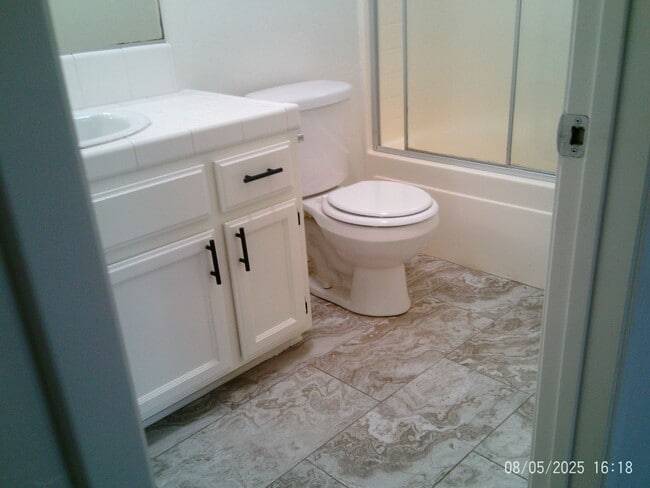 Building Photo - NOR CUTIE !!! SPECIAL $2625.00 MOVES YOU I...