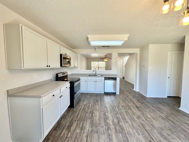 Building Photo - Beautiful 2 Story Home!